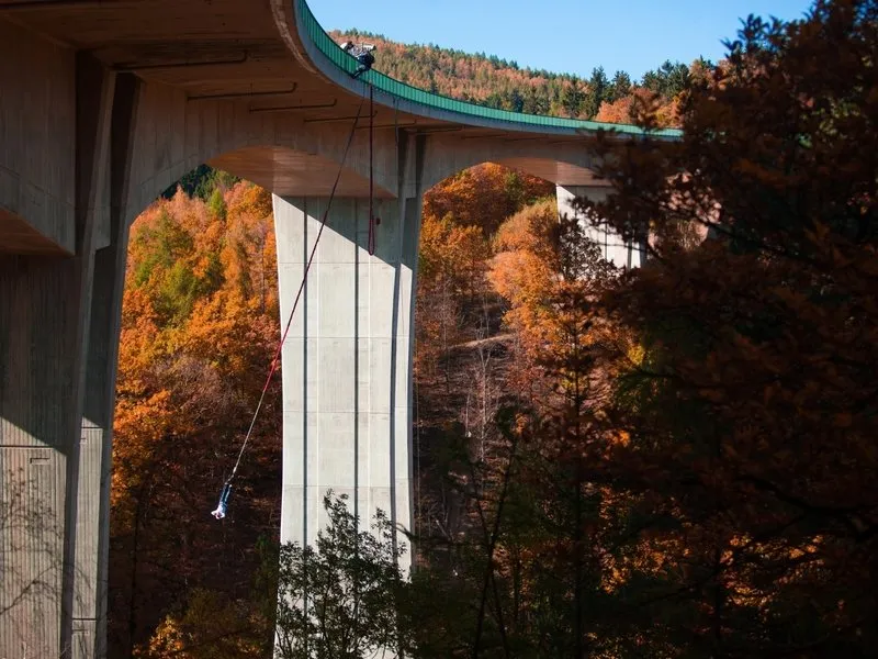 Bungee jumping z nejvyššího mostu ČR