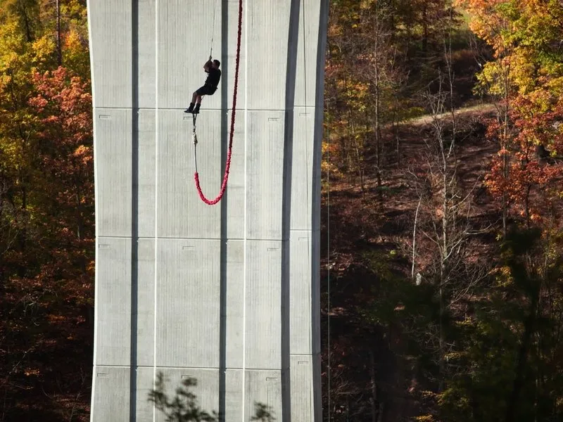 Bungee jumping z nejvyššího mostu ČR