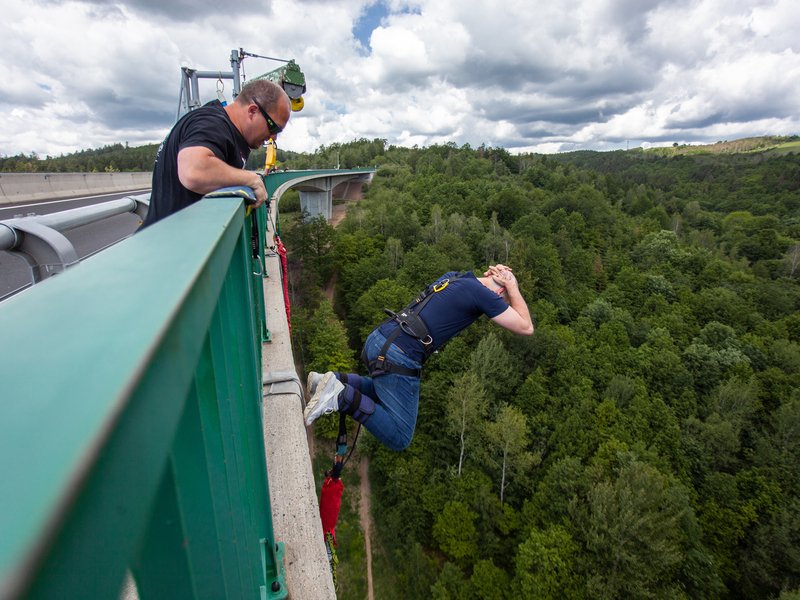 Bungee jumping z nejvyššího mostu ČR