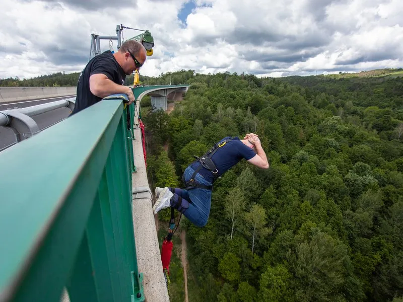 Bungee jumping z nejvyššího mostu ČR