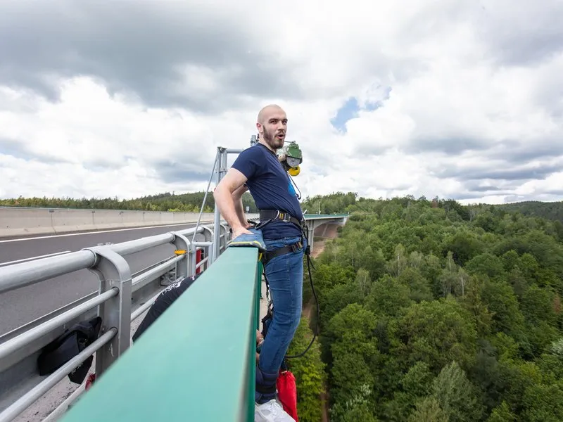 Bungee jumping z nejvyššího mostu ČR