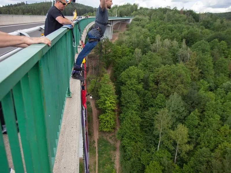Bungee jumping z nejvyššího mostu ČR