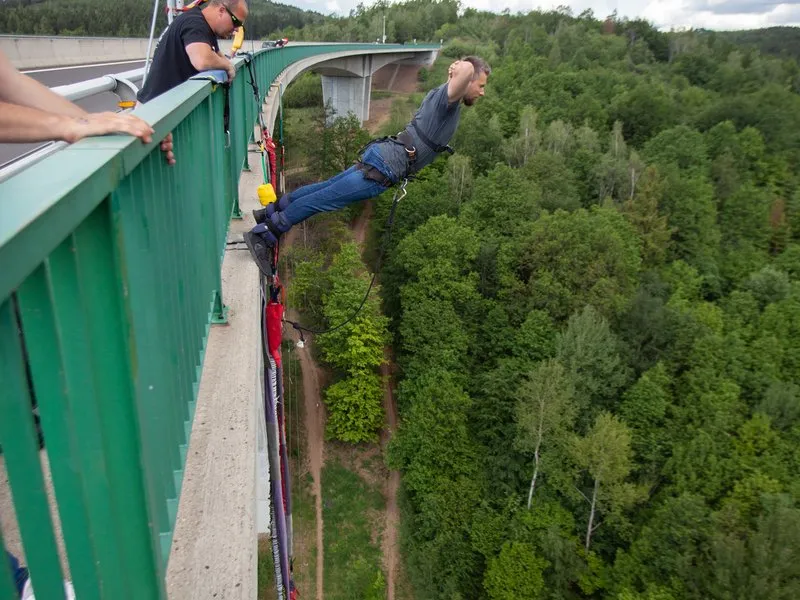Bungee jumping z nejvyššího mostu ČR