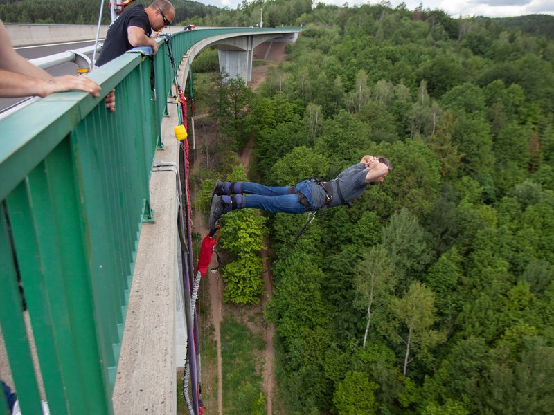 Bungee jumping z nejvyššího mostu ČR