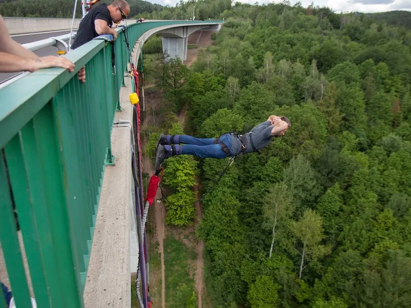 Bungee jumping z nejvyššího mostu ČR