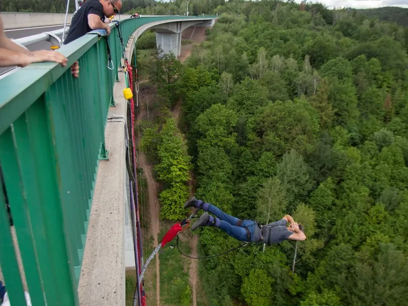 Bungee jumping z nejvyššího mostu ČR