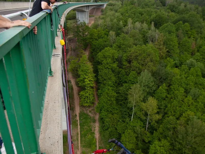 Bungee jumping z nejvyššího mostu ČR