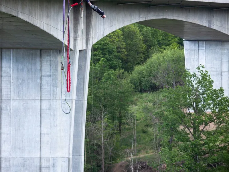 Bungee jumping z nejvyššího mostu ČR