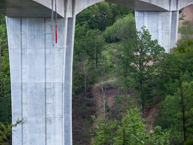 Bungee jumping z nejvyššího mostu ČR