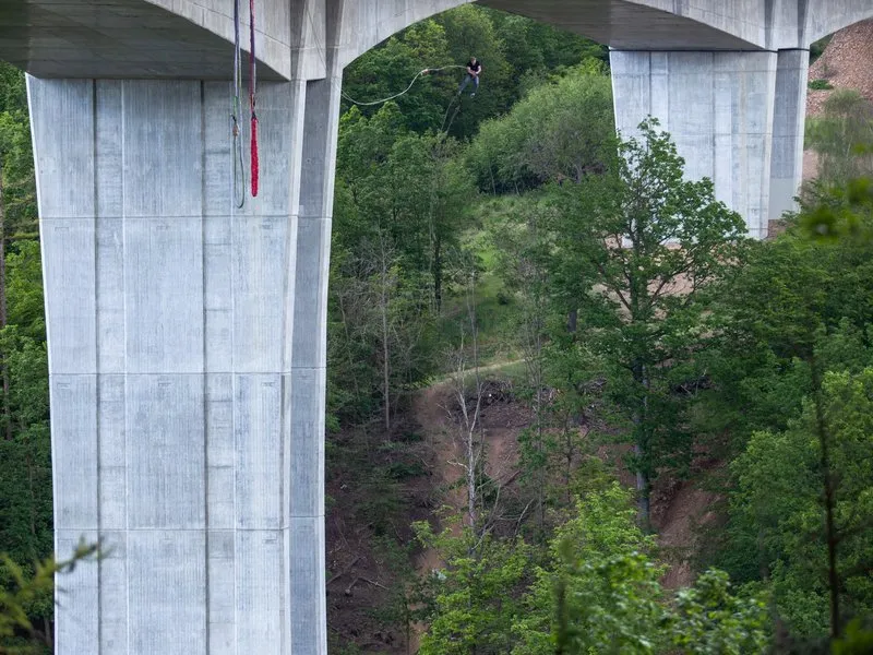 Bungee jumping z nejvyššího mostu ČR