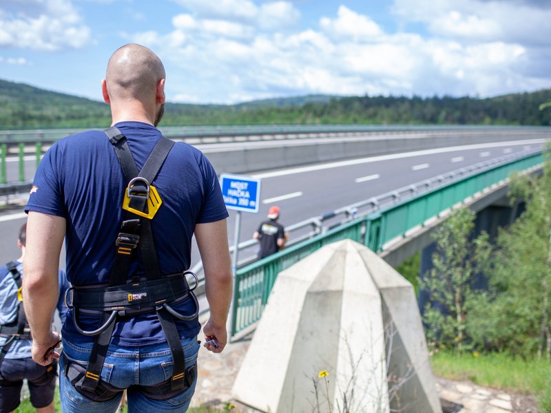 Bungee jumping z nejvyššího mostu ČR