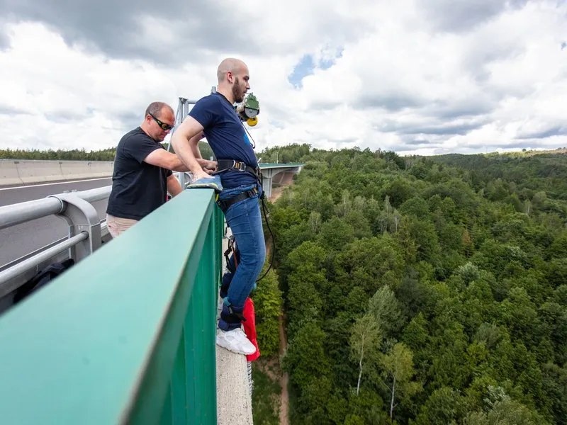 Bungee jumping z nejvyššího mostu ČR
