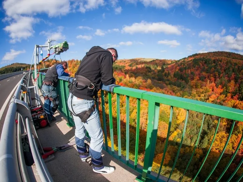 Bungee jumping z nejvyššího mostu ČR