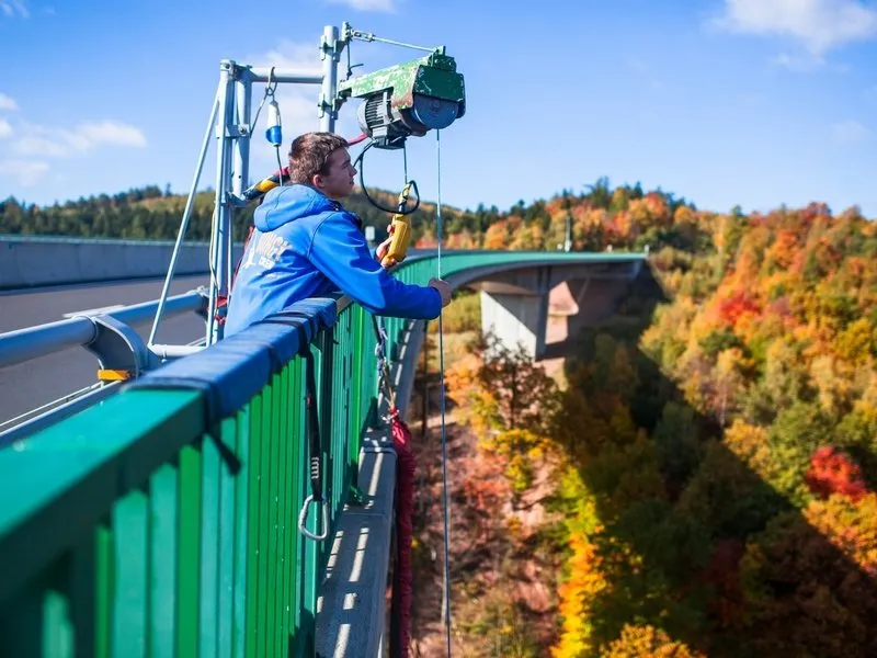 Bungee jumping z nejvyššího mostu ČR