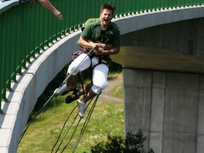 Chomutov: Bungee jumping na Kienově houpačce