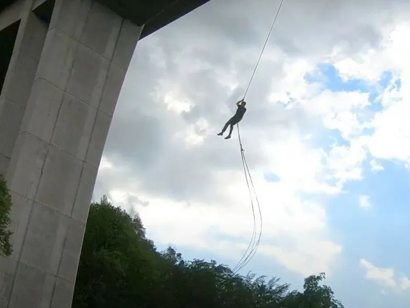 Chomutov: Bungee jumping na Kienově houpačce