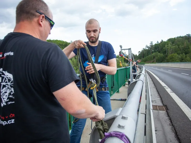 Chomutov: Bungee jumping na Kienově houpačce