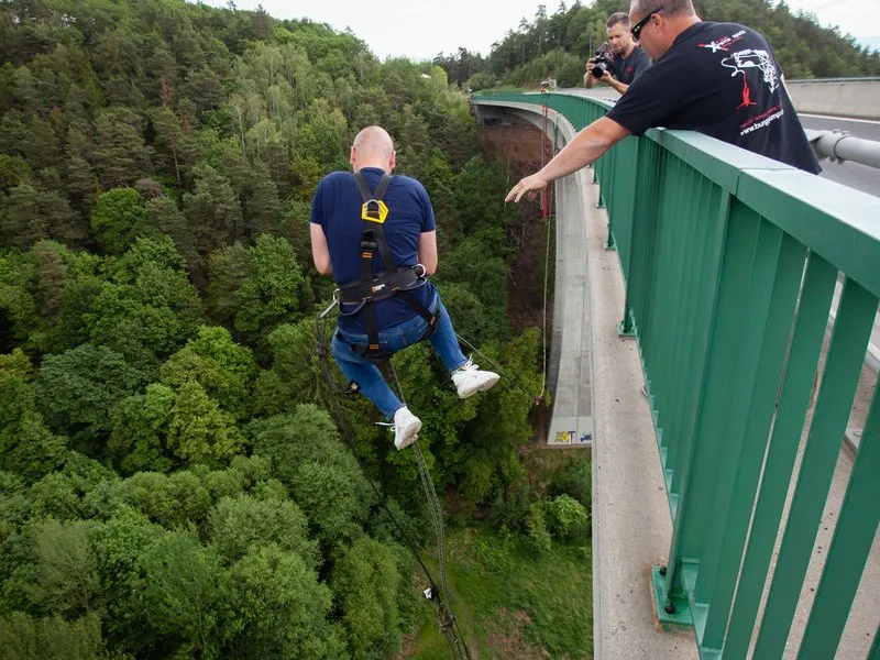 Chomutov: Bungee jumping na Kienově houpačce