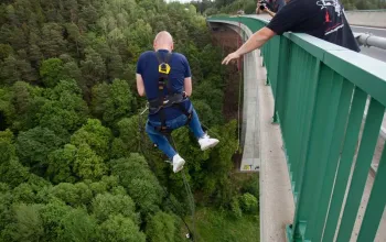 Chomutov: Bungee jumping na Kienově houpačce