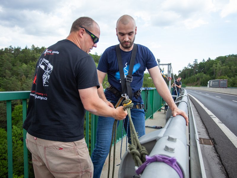 Chomutov: Bungee jumping na Kienově houpačce