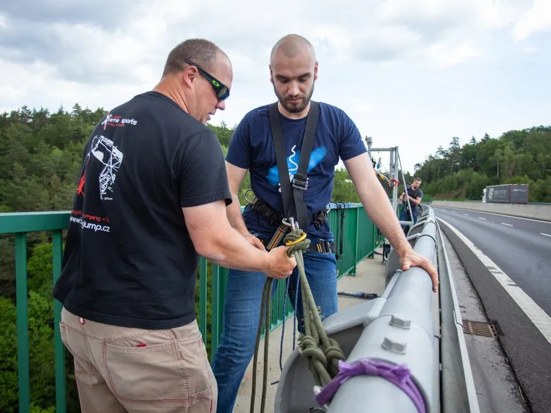 Chomutov: Bungee jumping na Kienově houpačce
