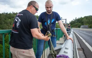 Chomutov: Bungee jumping na Kienově houpačce