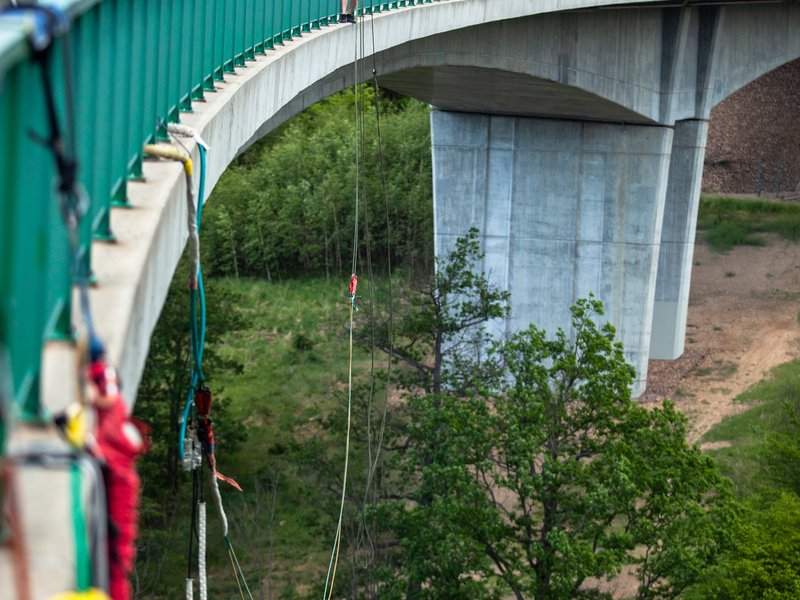 Chomutov: Bungee jumping na Kienově houpačce