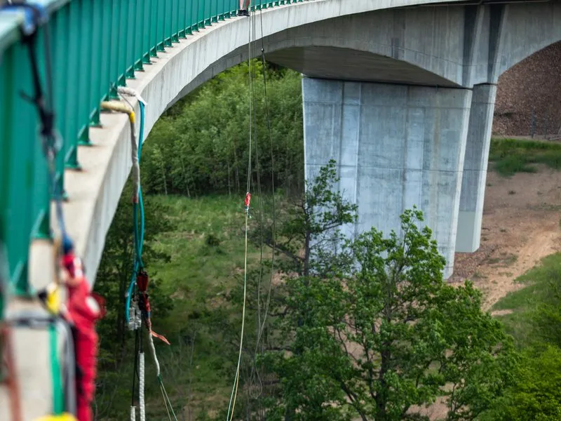 Chomutov: Bungee jumping na Kienově houpačce