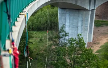 Chomutov: Bungee jumping na Kienově houpačce