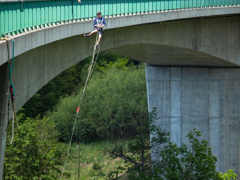 Chomutov: Bungee jumping na Kienově houpačce