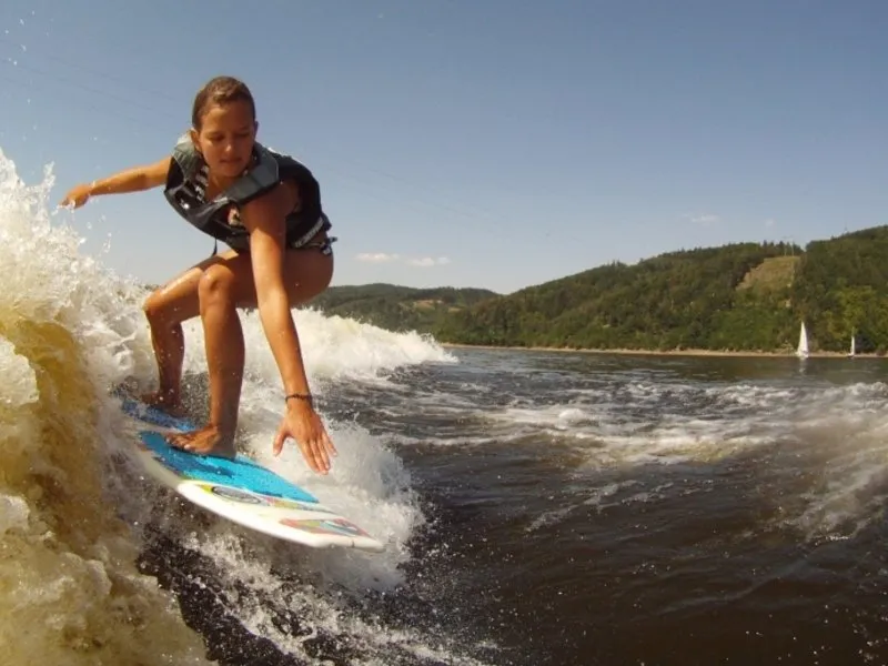 Wakesurfing