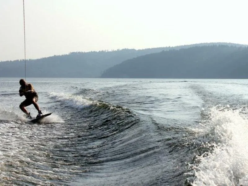 Wakesurfing