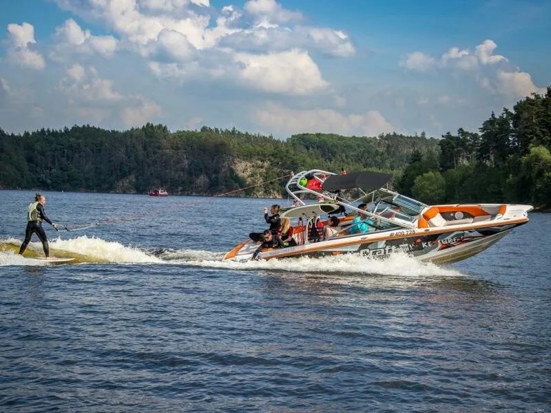Wakesurfing
