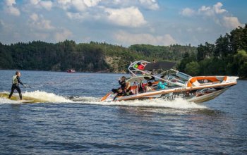 Wakesurfing