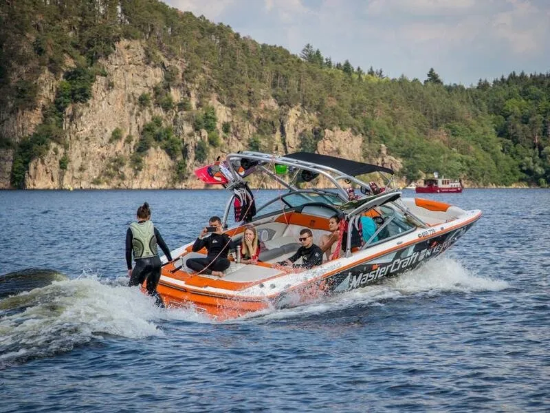 Wakesurfing