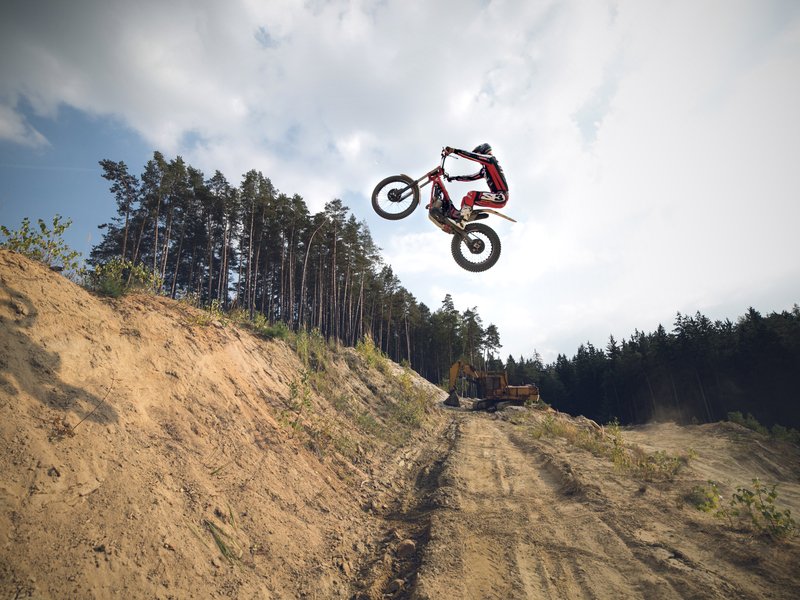 Motorky na trialové trati s mistrem ČR: Pardubický kraj