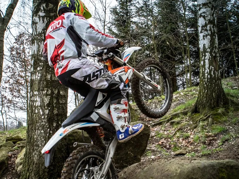 Motorky na trialové trati s mistrem ČR: Pardubický kraj