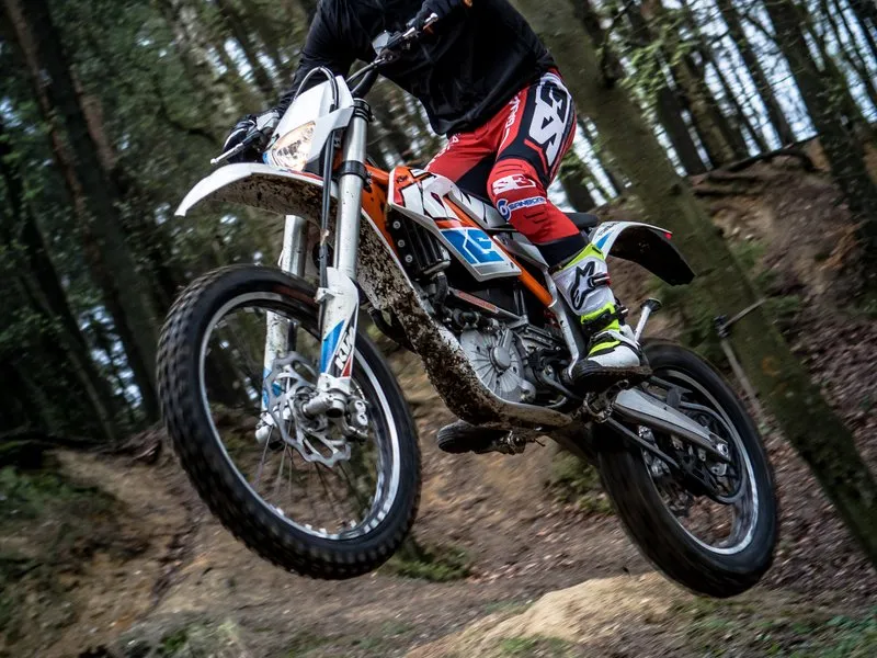 Motorky na trialové trati s mistrem ČR: Pardubický kraj