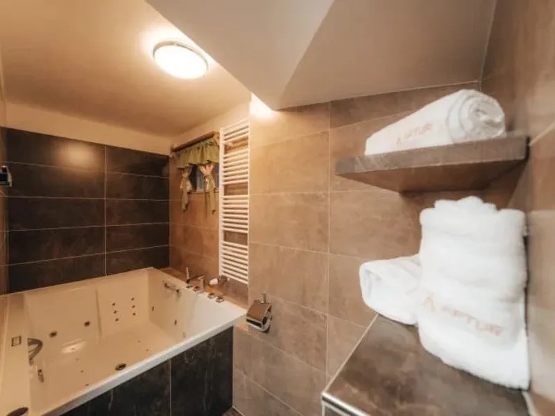Romantický pobyt v roubence s vlastní vířivkou