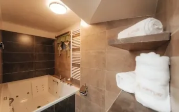 Romantický pobyt v roubence s vlastní vířivkou