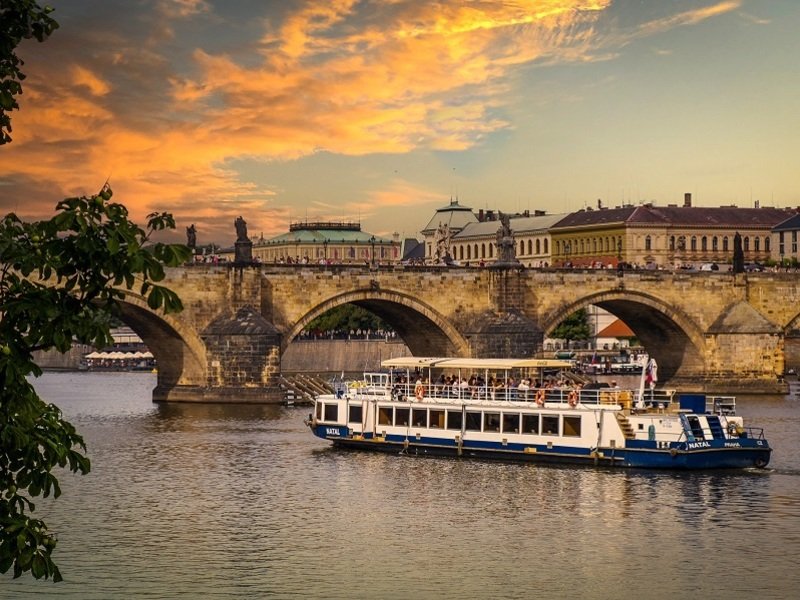 Romantická plavba po Vltavě s výhledem a gurmánským zážitkem