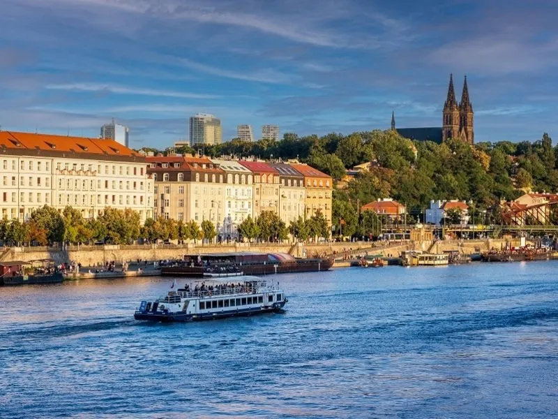 Romantická plavba po Vltavě s výhledem a gurmánským zážitkem