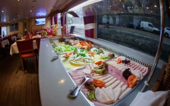 Romantická plavba po Vltavě s výhledem a gurmánským zážitkem