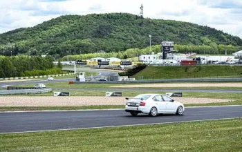 Jízda v závodním OCR speciálu na okruhu