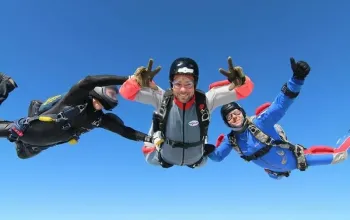 Základní výcvik volného pádu IAFF ze 4 000 m Základní výcvik volného pádu IAFF ze 4 000 m – dárek a zážitek
