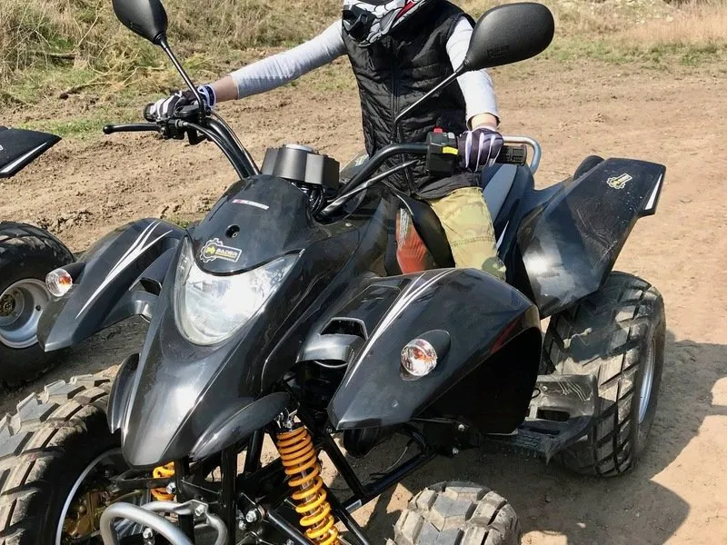 Rodinná jízda v terénu na ATV čtyřkolce