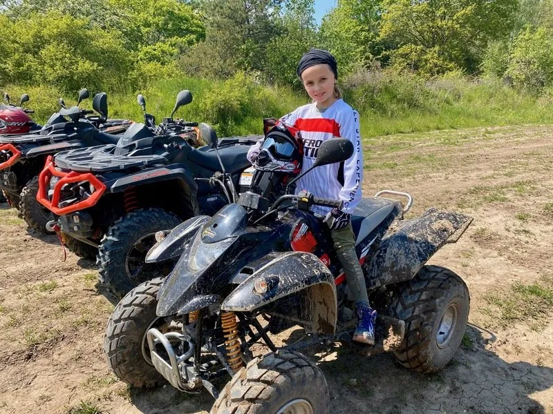Rodinná jízda v terénu na ATV čtyřkolce