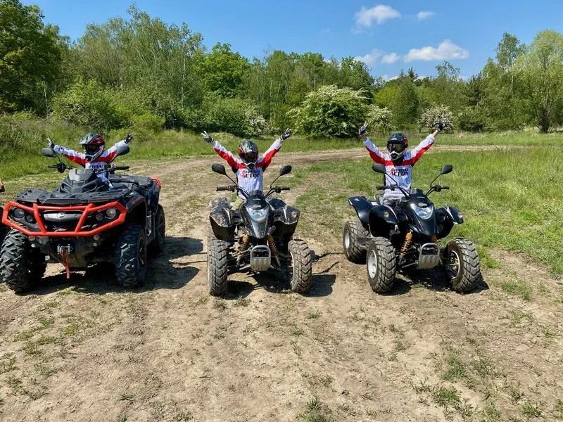 Rodinná jízda v terénu na ATV čtyřkolce