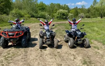 Rodinná jízda v terénu na ATV čtyřkolce