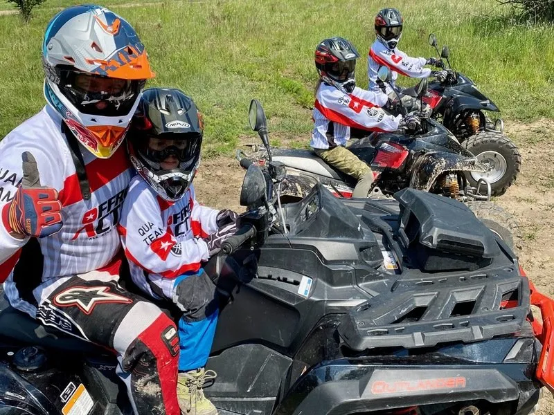 Rodinná jízda v terénu na ATV čtyřkolce
